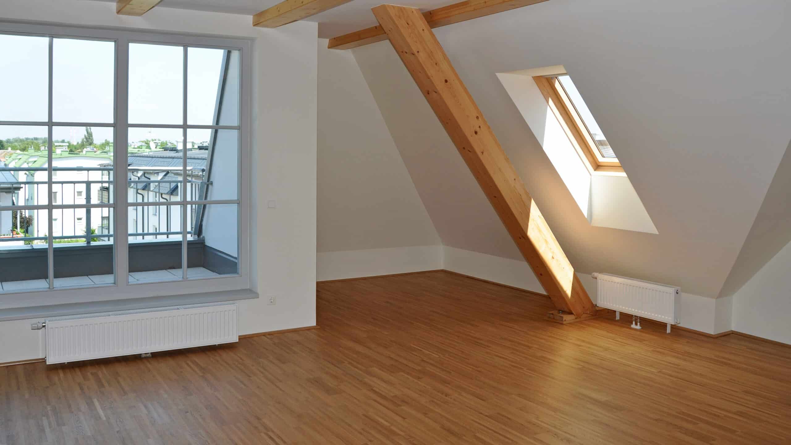 Dachgeschoss mit Holzträgern und Akustikpaneel Eiche