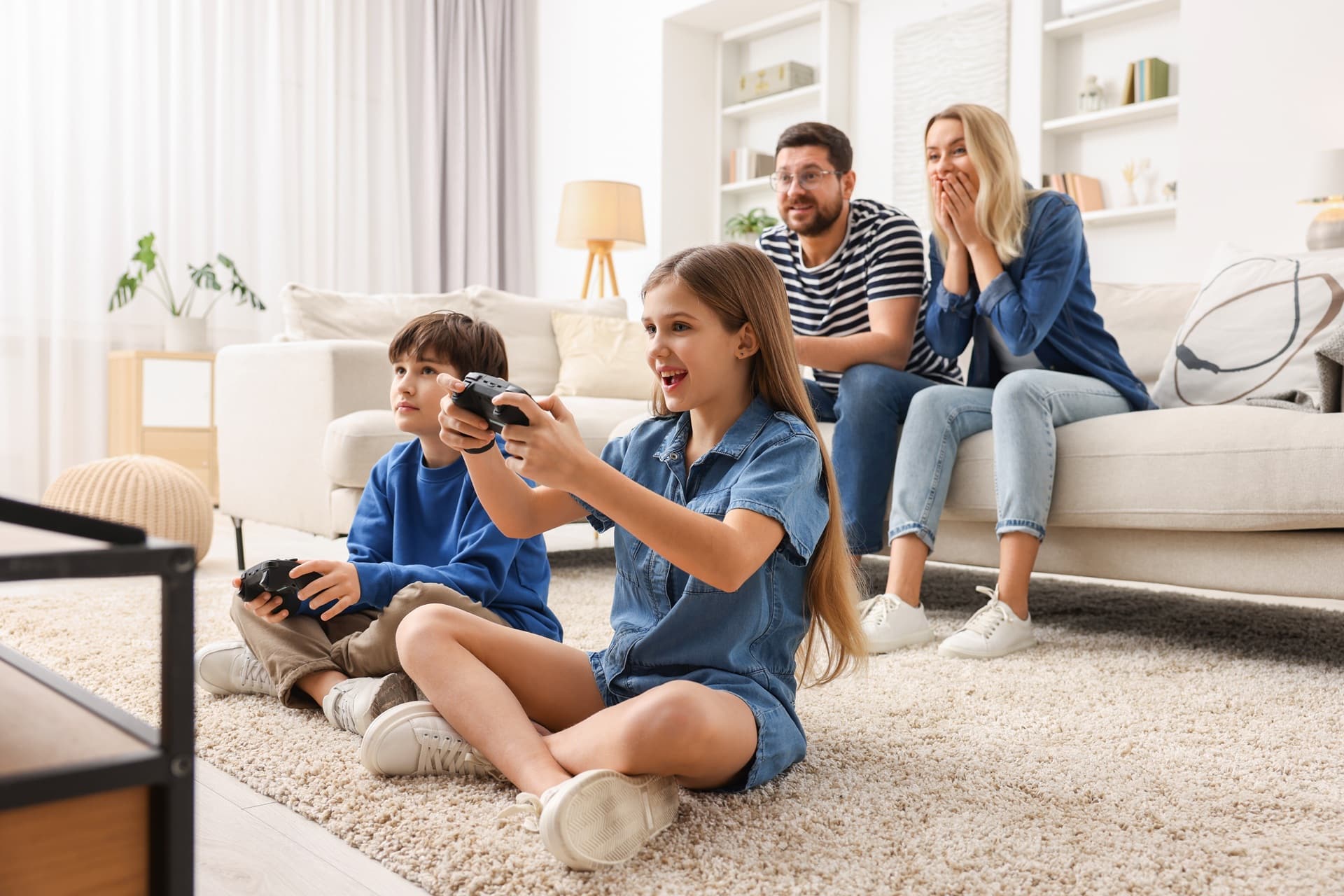 Familie spielt Videospiel - Pokal