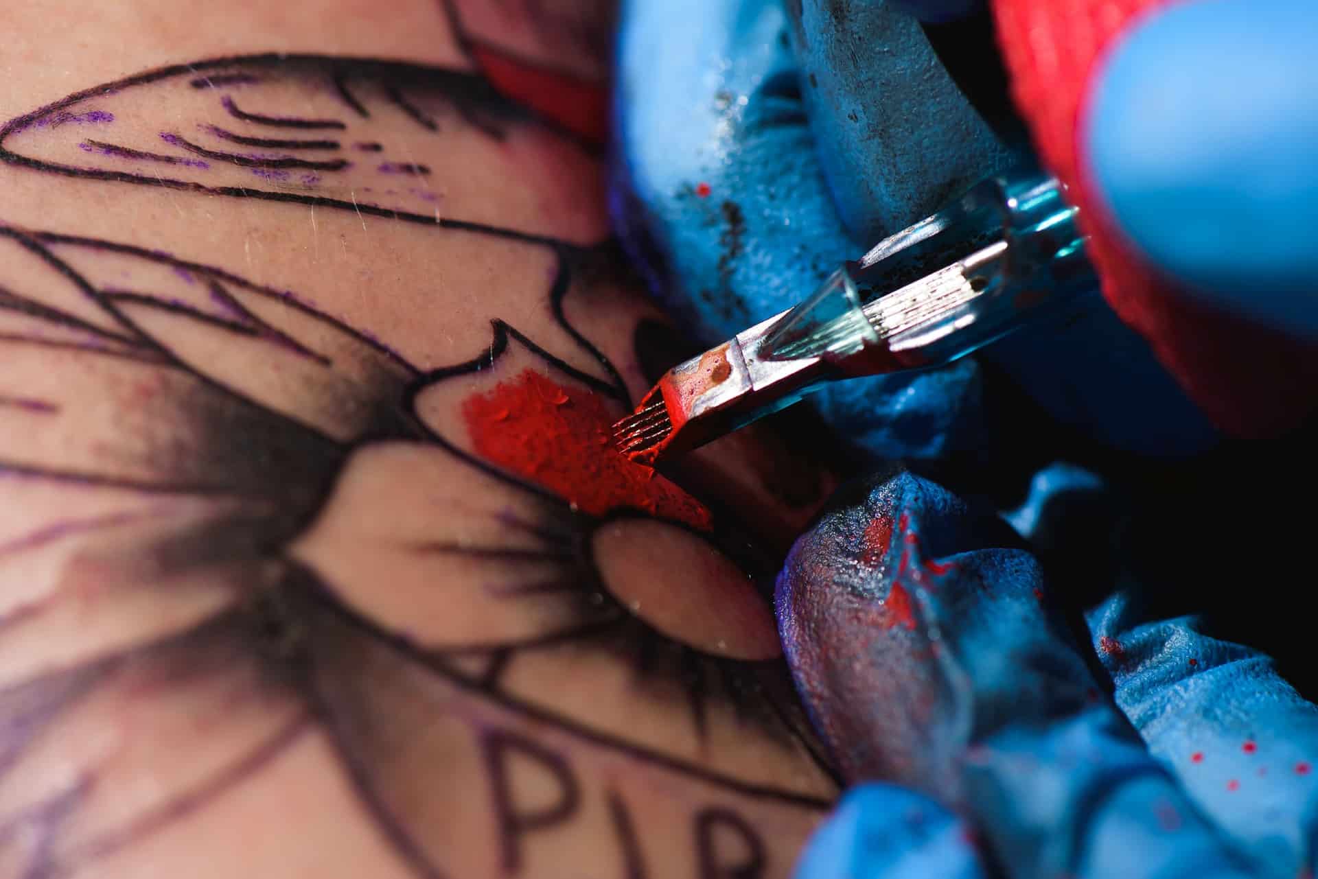 Rote Farbe wird in Haut gestochen | Tattooentfernung Düsseldorf