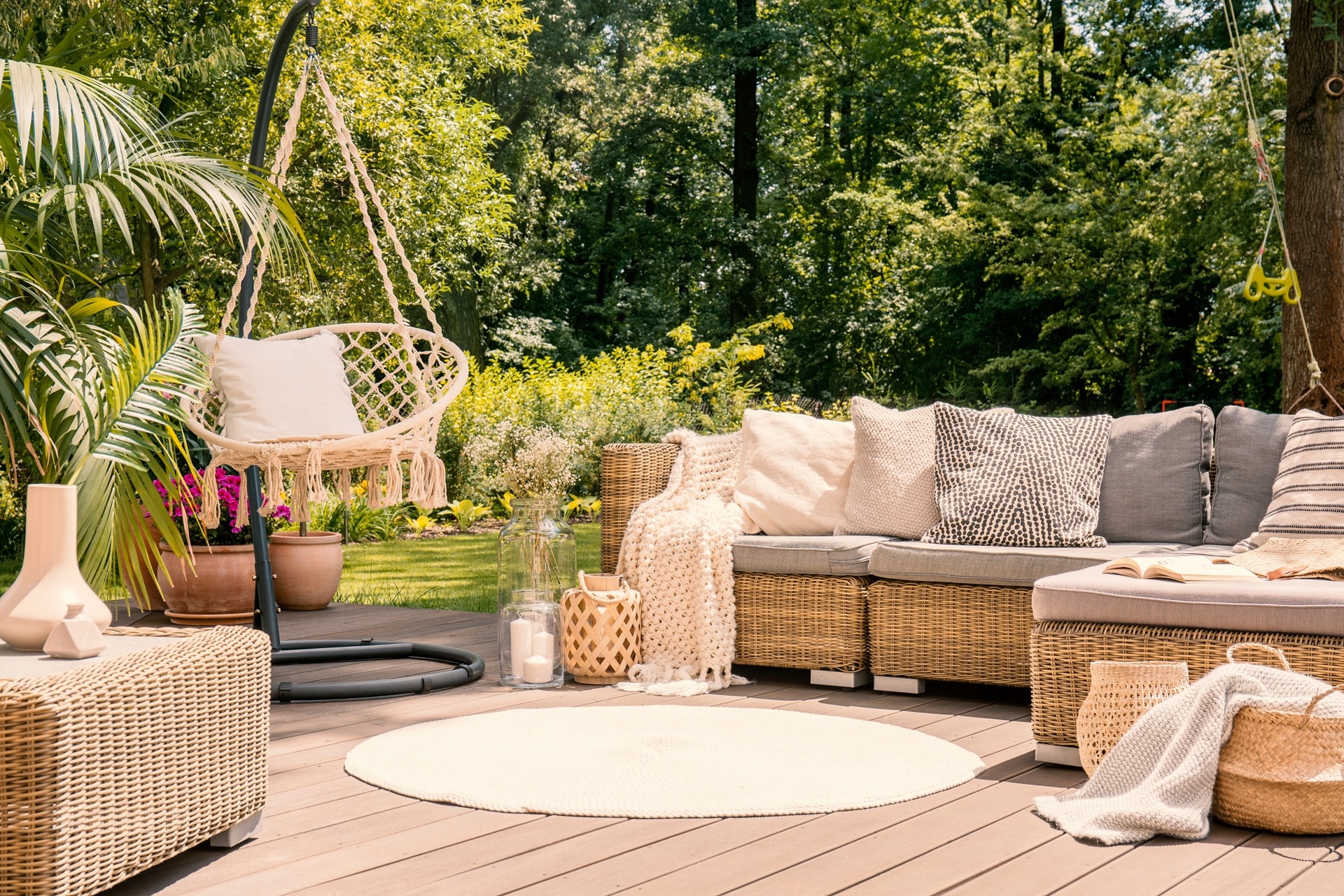 Stilvoll eingerichtete Sitzecke im Garten | Gartenschilder