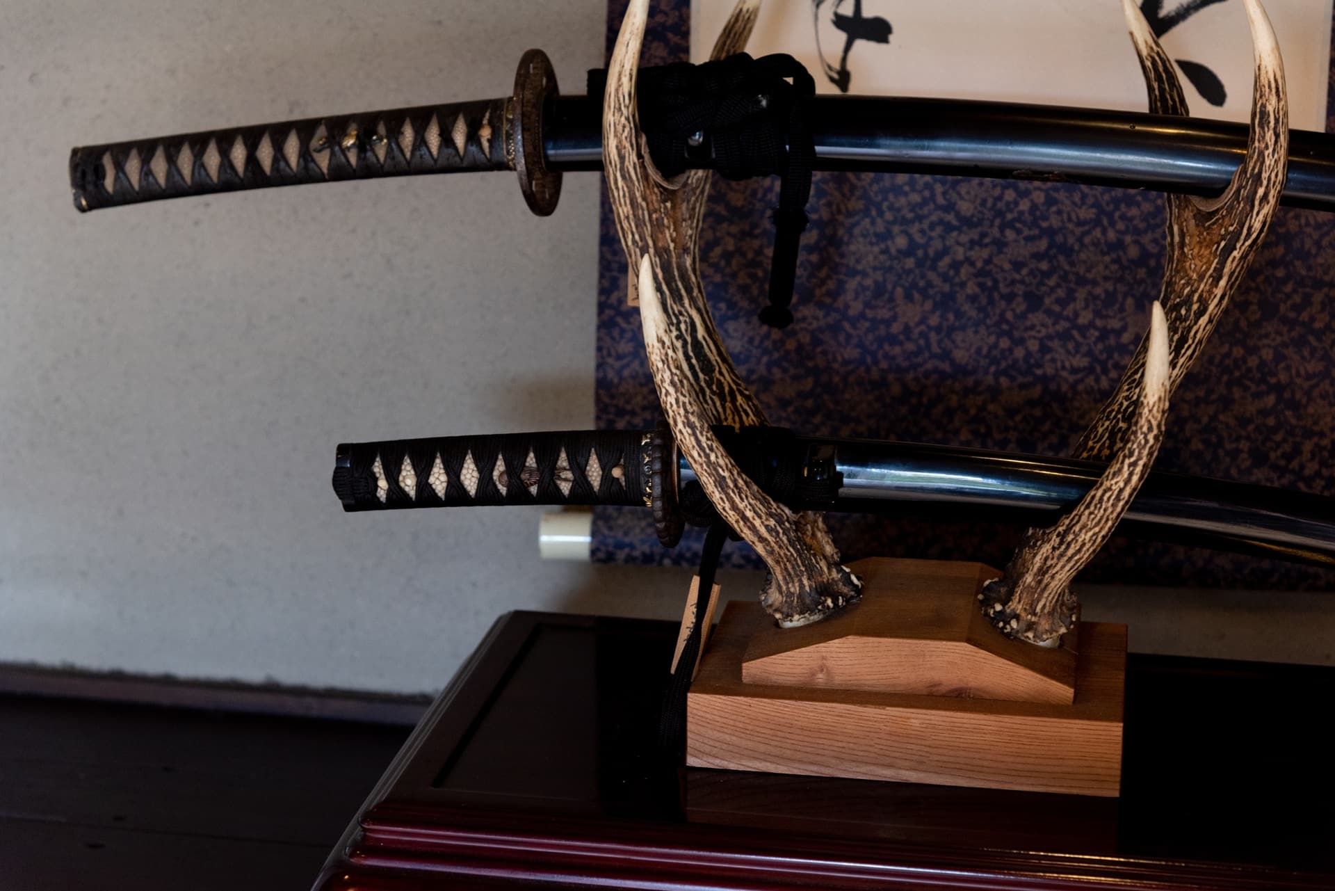 Traditionelles japanisches Schwert auf Holzständer | Katana