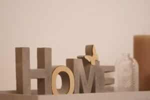 Mehr über den Artikel erfahren Wandgestaltung mal anders: Kunst und Objekte kombinieren