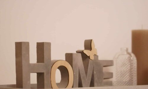 Wandgestaltung mal anders: Kunst und Objekte kombinieren