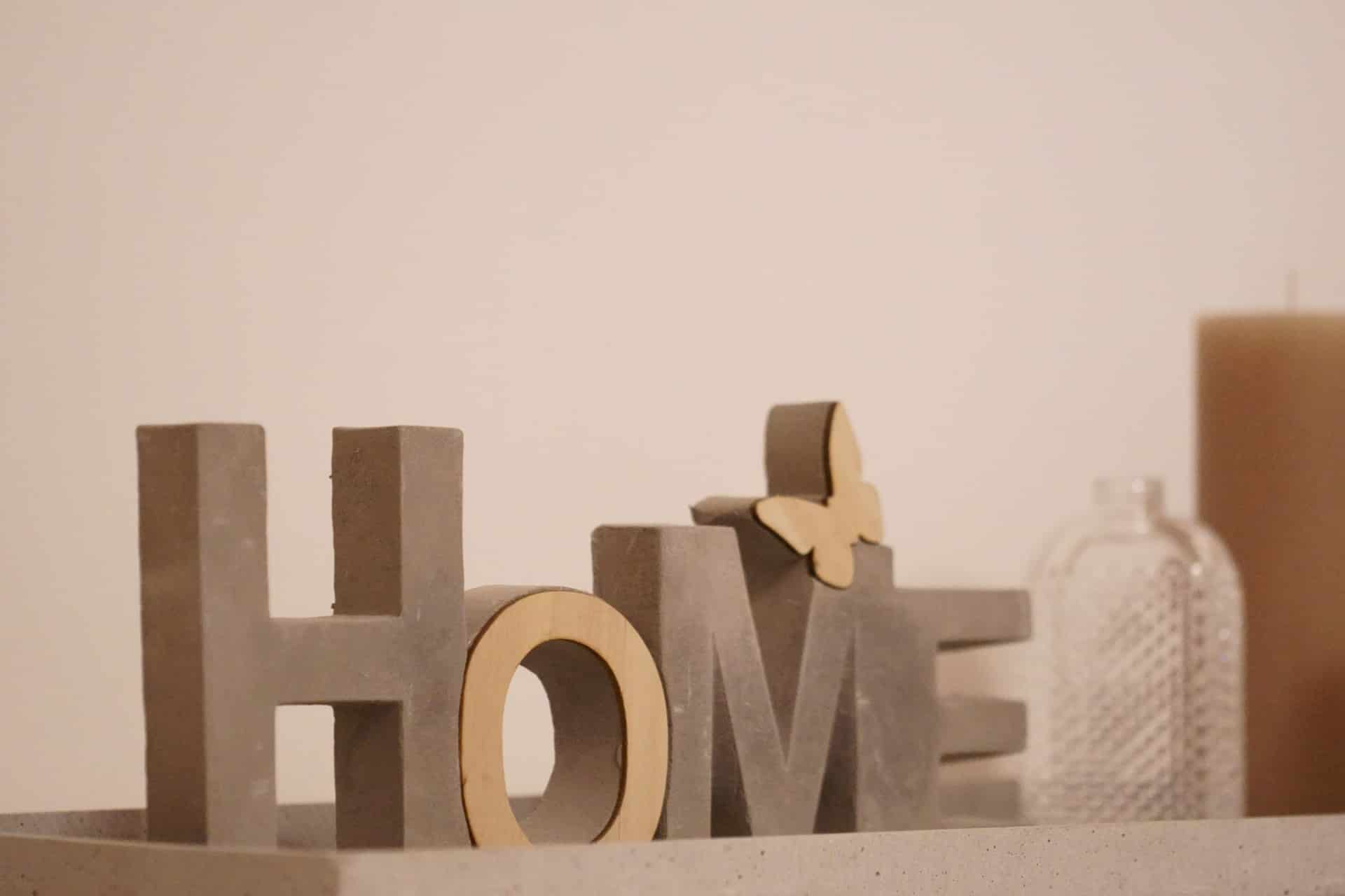 Mehr über den Artikel erfahren Wandgestaltung mal anders: Kunst und Objekte kombinieren